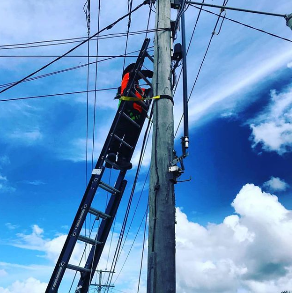 DR.LADDER produces 9-meter insulated herringbone fiberglass climbing ladders