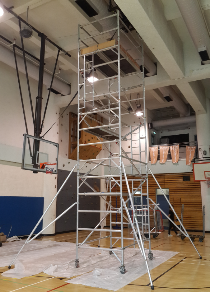 Safety measures for mobile aluminum scaffolding