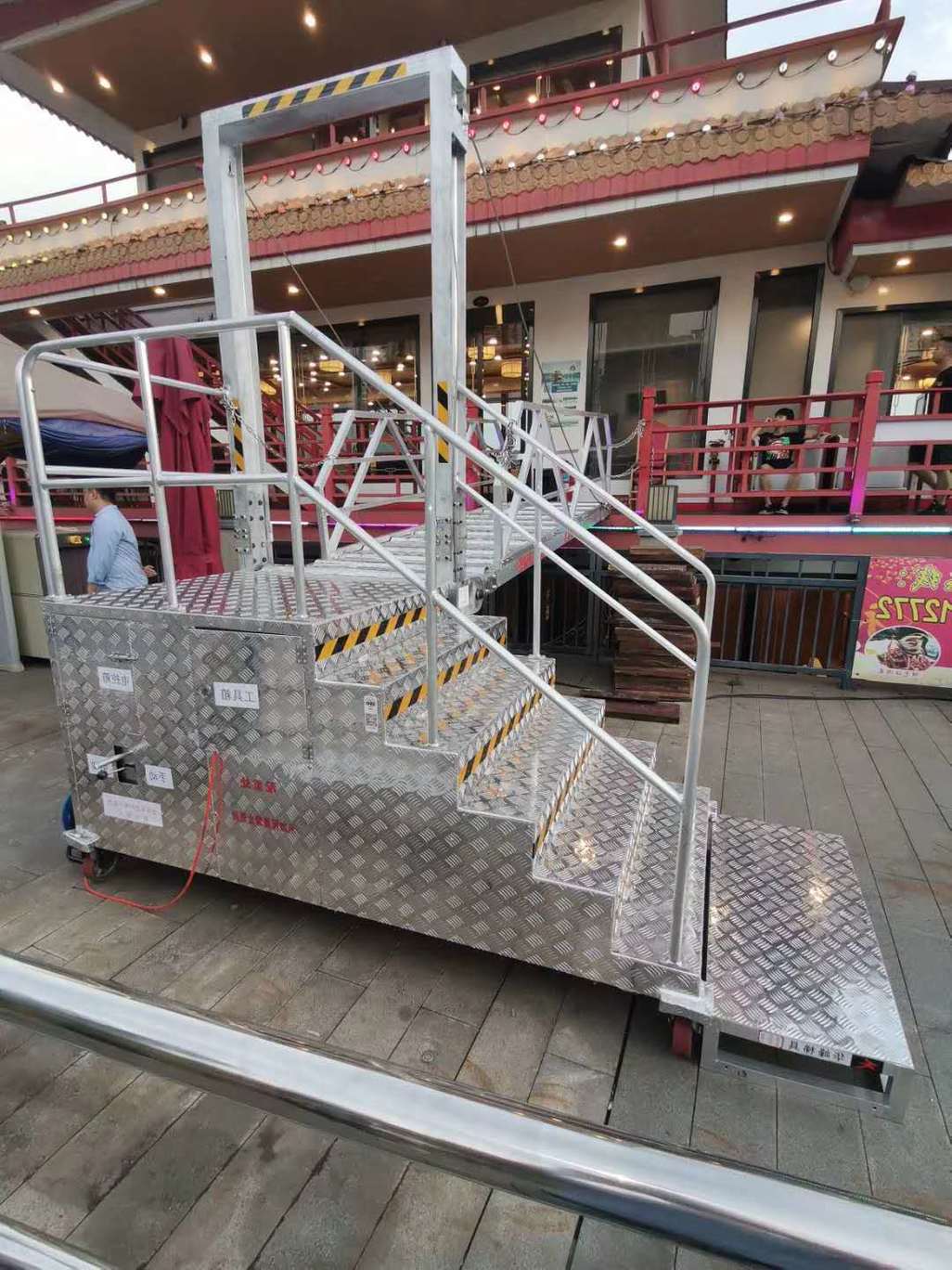 What problems should be paid attention to when using aluminum alloy ladders?