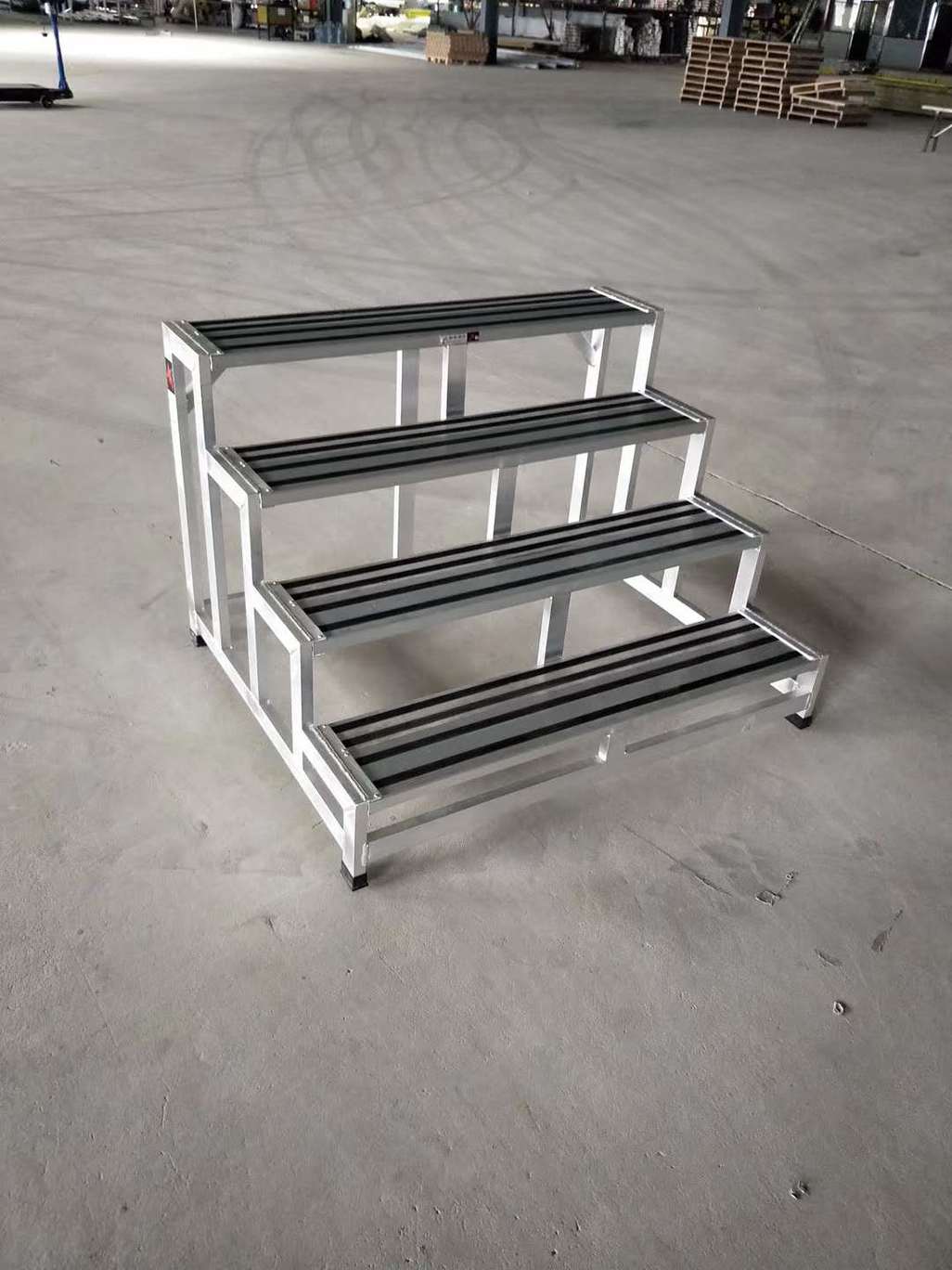 What is the quality of raw materials for aluminum alloy ladders?