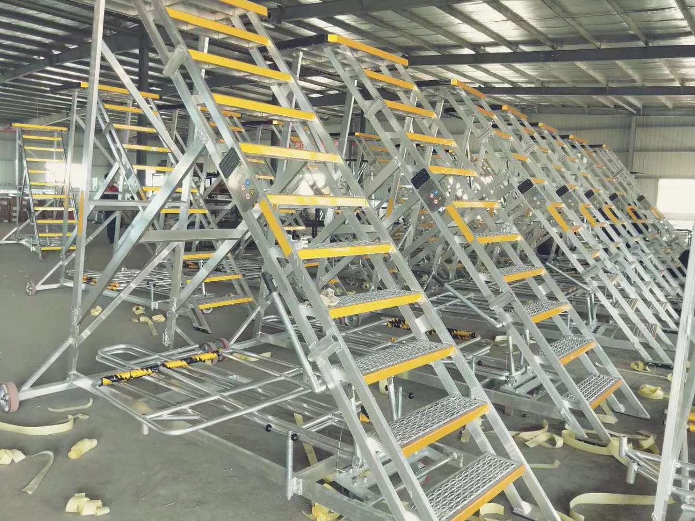 Climbing safety ladder