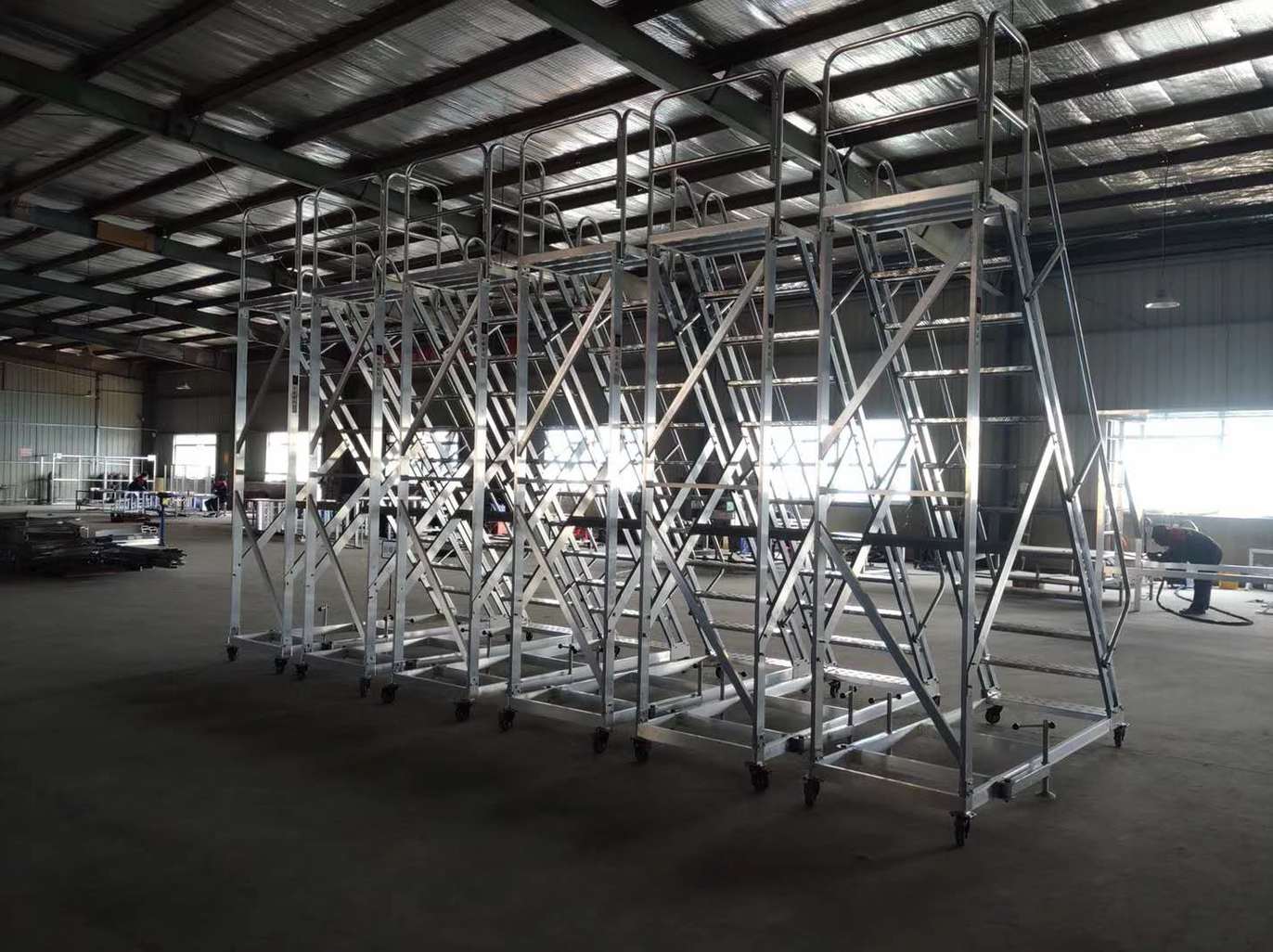 What is the difference between stainless steel ladder and aluminum alloy ladder